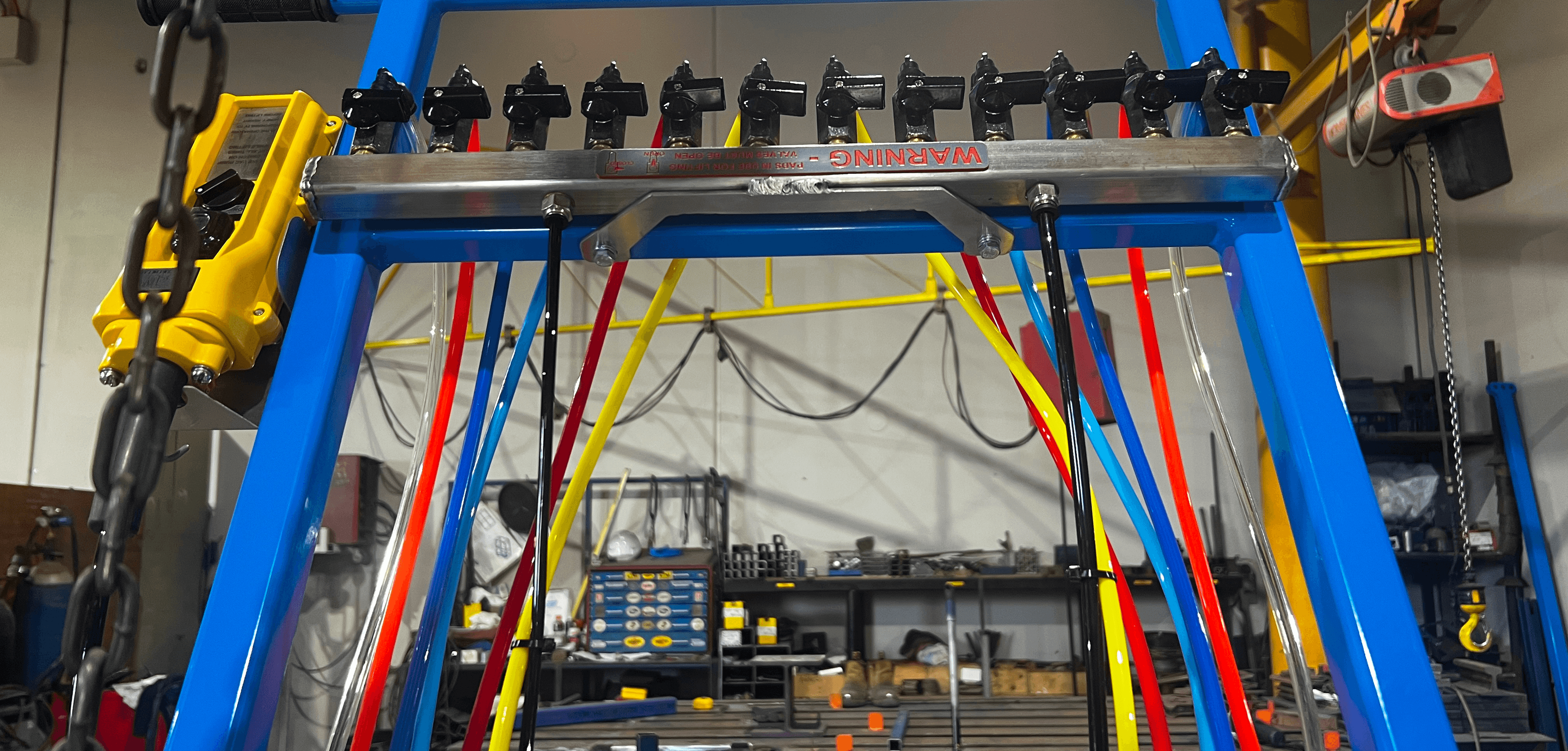 Vacuum lift system handling large glass panels with precision